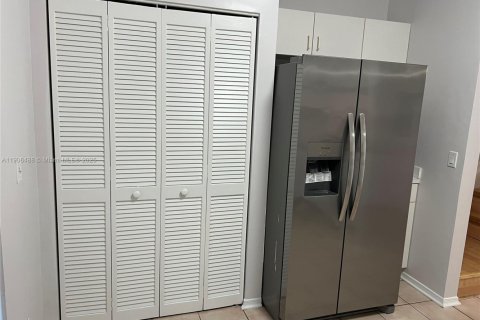 Townhouse in Weston, Florida 2 bedrooms, 103.12 sq.m. № 1963186 - photo 6