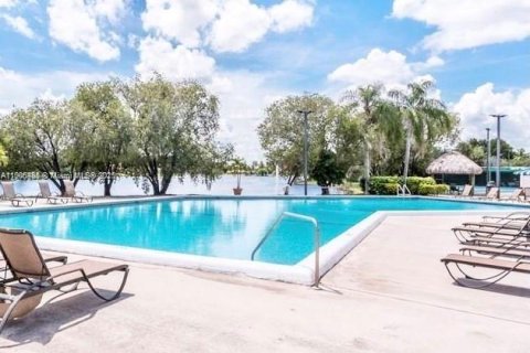 Townhouse in Weston, Florida 2 bedrooms, 103.12 sq.m. № 1963186 - photo 22