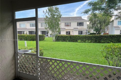 Townhouse in Weston, Florida 2 bedrooms, 103.12 sq.m. № 1963186 - photo 17
