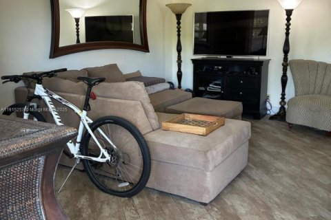 Купить кондоминиум в Лайтхаус-Пойнт, Флорида 1 комната, 62.8м2, № 1970653 - фото 2