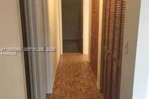 Villa ou maison à vendre à Miami, Floride: 4 chambres, 201.23 m2 № 2011311 - photo 13