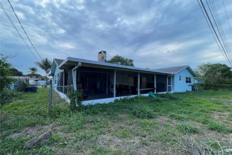 House in West Palm Beach, Florida 3 bedrooms, 172.61 sq.m. № 2062566 - photo 3