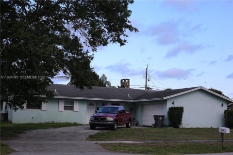 House in West Palm Beach, Florida 3 bedrooms, 172.61 sq.m. № 2062566 - photo 1