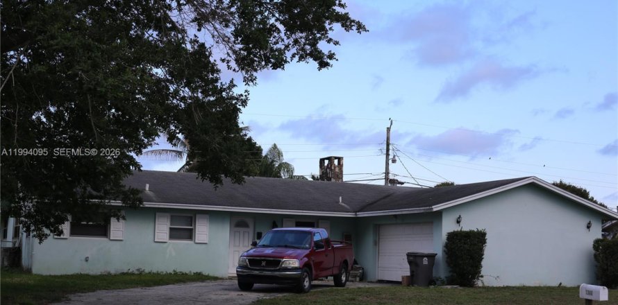 House in West Palm Beach, Florida 3 bedrooms, 172.61 sq.m. № 2062566