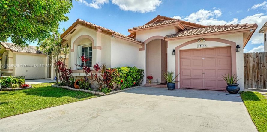 House in Miami, Florida 3 bedrooms, 120.87 sq.m. № 1742402