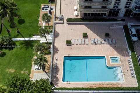 Copropriété à vendre à Surfside, Floride: 2 chambres, 147.71 m2 № 1864505 - photo 16