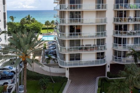 Copropriété à vendre à Surfside, Floride: 2 chambres, 147.71 m2 № 1864505 - photo 15