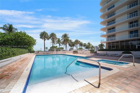 Copropriété à vendre à Surfside, Floride: 2 chambres, 147.71 m2 № 1864505 - photo 1