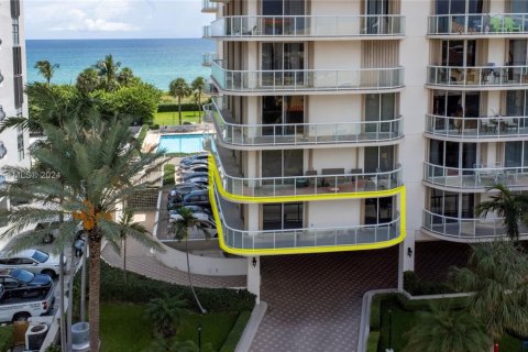 Copropriété à vendre à Surfside, Floride: 2 chambres, 147.71 m2 № 1864505 - photo 2