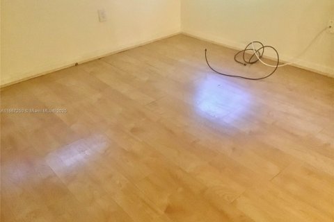 Condo in Pembroke Pines, Florida, 2 bedrooms  № 1695781 - photo 10