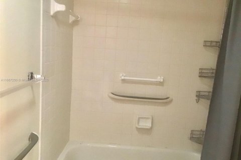Condo in Pembroke Pines, Florida, 2 bedrooms  № 1695781 - photo 15