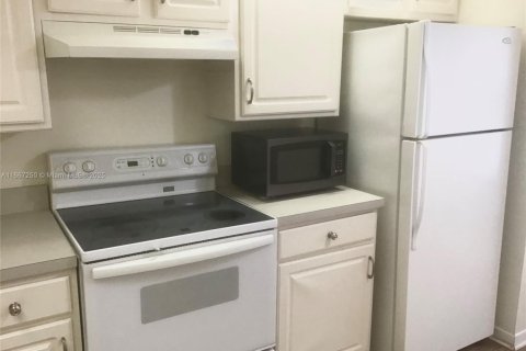 Condo in Pembroke Pines, Florida, 2 bedrooms  № 1695781 - photo 1