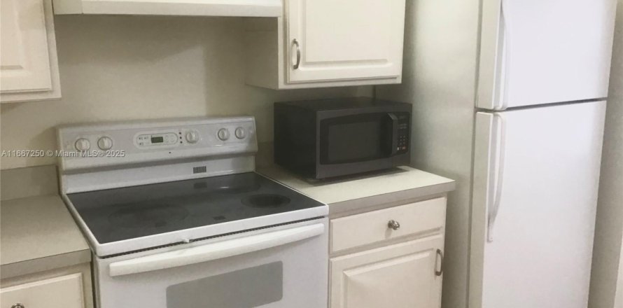 Condo in Pembroke Pines, Florida, 2 bedrooms  № 1695781