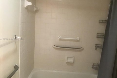 Condo in Pembroke Pines, Florida, 2 bedrooms  № 1695781 - photo 8
