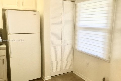 Condo in Pembroke Pines, Florida, 2 bedrooms  № 1695781 - photo 6