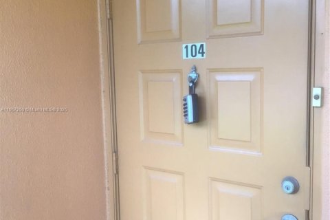 Condo in Pembroke Pines, Florida, 2 bedrooms  № 1695781 - photo 2