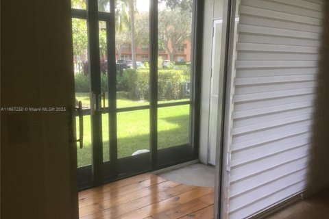 Condo in Pembroke Pines, Florida, 2 bedrooms  № 1695781 - photo 19