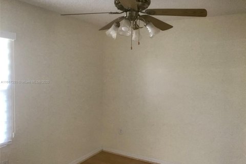 Condo in Pembroke Pines, Florida, 2 bedrooms  № 1695781 - photo 18