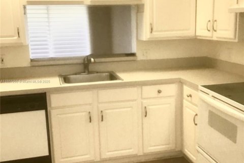 Condo in Pembroke Pines, Florida, 2 bedrooms  № 1695781 - photo 5