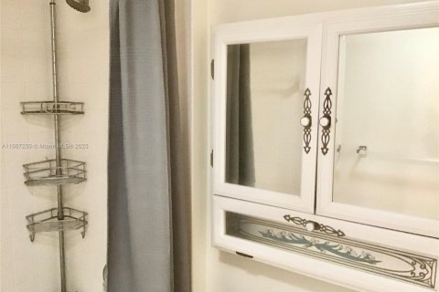 Condo in Pembroke Pines, Florida, 2 bedrooms  № 1695781 - photo 17