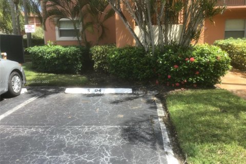 Condo in Pembroke Pines, Florida, 2 bedrooms  № 1695781 - photo 27