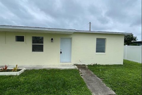 Apartamento en alquiler en Port Charlotte, Florida, 2 dormitorios, 69.12 m2 № 1755256 - foto 1