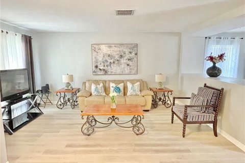 House in Davenport, Florida 4 bedrooms, 216.46 sq.m. № 1899327 - photo 4