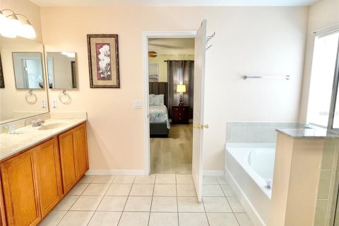 House in Davenport, Florida 4 bedrooms, 216.46 sq.m. № 1899327 - photo 30