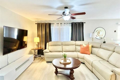 House in Davenport, Florida 4 bedrooms, 216.46 sq.m. № 1899327 - photo 6