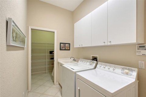 House in University Park, Florida 2 bedrooms, 199.37 sq.m. № 1750496 - photo 23
