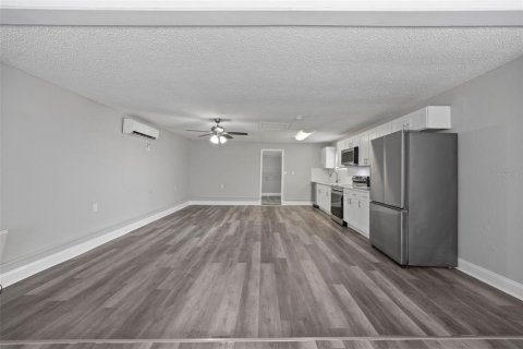 Commercial property in New Port Richey, Florida 2 bedrooms, 111.95 sq.m. № 2199597 - photo 14