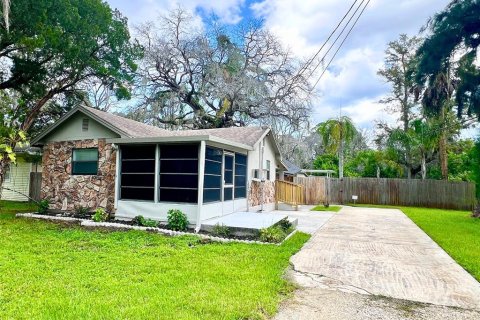Commercial property in New Port Richey, Florida 2 bedrooms, 111.95 sq.m. № 2199597