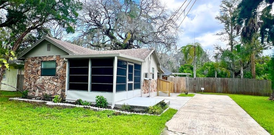 Commercial property in New Port Richey, Florida 2 bedrooms, 111.95 sq.m. № 2199597