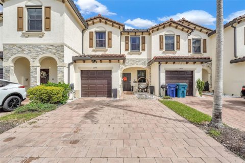 Townhouse in Miami, Florida 3 bedrooms, 133.87 sq.m. № 2386242