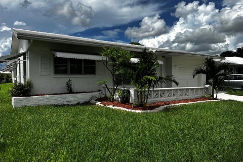 House in Tamarac, Florida 2 bedrooms, 113.9 sq.m. № 2377057