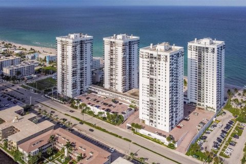 Снять в аренду кондоминиум в Холливуд, Флорида 2 спальни, 102.19м2, № 1952875 - фото 1