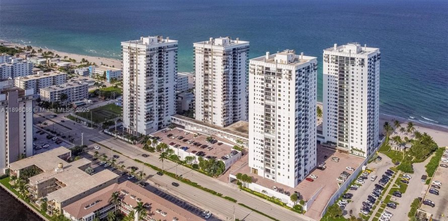 Кондоминиум с 2 спальнями в Холливуд, Флорида № 1952875