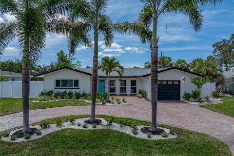 House in Saint Petersburg, Florida 3 bedrooms, 194.07 sq.m. № 2223104