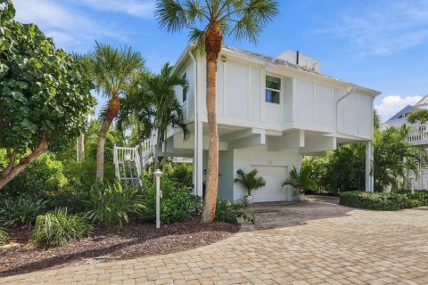 House in Boca Grande, Florida 3 bedrooms, 143.07 sq.m. № 2430532 - photo 2