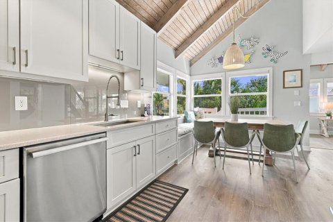 House in Boca Grande, Florida 3 bedrooms, 143.07 sq.m. № 2430532 - photo 15