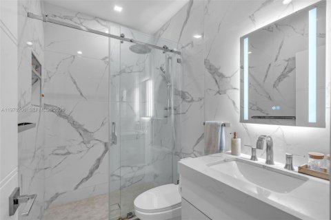 House in Miami Beach, Florida 3 bedrooms, 163.6 sq.m. № 2042809 - photo 13