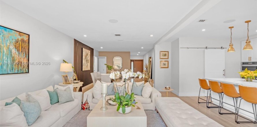 House in Miami Beach, Florida 3 bedrooms, 163.6 sq.m. № 2042809