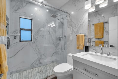 House in Miami Beach, Florida 3 bedrooms, 163.6 sq.m. № 2042809 - photo 22