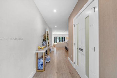 House in Miami Beach, Florida 3 bedrooms, 163.6 sq.m. № 2042809 - photo 10