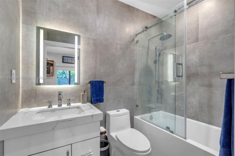 House in Miami Beach, Florida 3 bedrooms, 163.6 sq.m. № 2042809 - photo 15