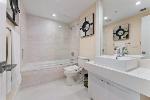 Condo in Palm Beach Shores, Florida, 3 bedrooms № 2082023 - photo 28