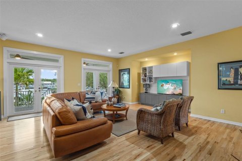 House in Tampa, Florida 3 bedrooms, 209.03 sq.m. № 1718822 - photo 24