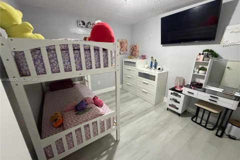 Townhouse in Hialeah, Florida 3 bedrooms, 95.41 sq.m. № 2064018 - photo 15