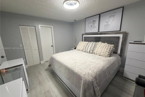 Townhouse in Hialeah, Florida 3 bedrooms, 95.41 sq.m. № 2064018 - photo 9