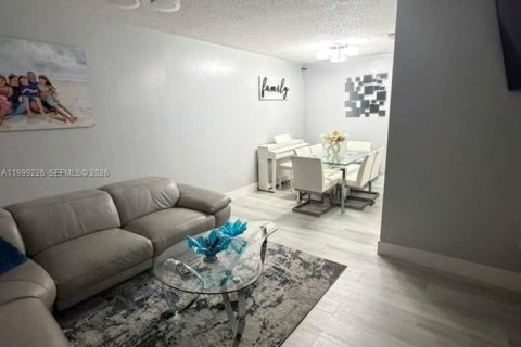 Townhouse in Hialeah, Florida 3 bedrooms, 95.41 sq.m. № 2064018 - photo 2